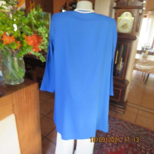 Impressive under knee length jacket/coat by KARISMA size 40/16. 100% Wash+wear polyester. New cond
