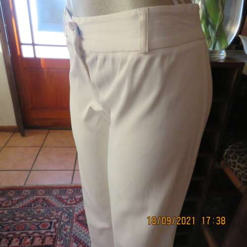 Straight legged pants in polyester+rayon stretch fabric. Size 34/10 by EXACT. Medium rise. Good cond