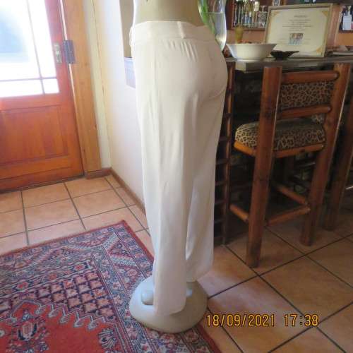 Straight legged pants in polyester+rayon stretch fabric. Size 34/10 by EXACT. Medium rise. Good cond