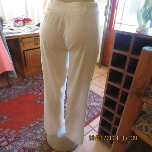 Straight legged pants in polyester+rayon stretch fabric. Size 34/10 by EXACT. Medium rise. Good cond