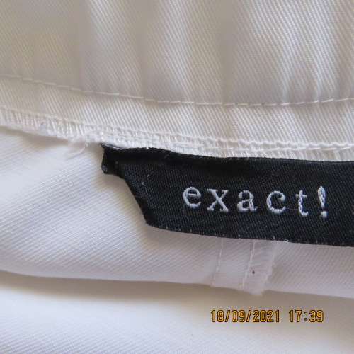Straight legged pants in polyester+rayon stretch fabric. Size 34/10 by EXACT. Medium rise. Good cond