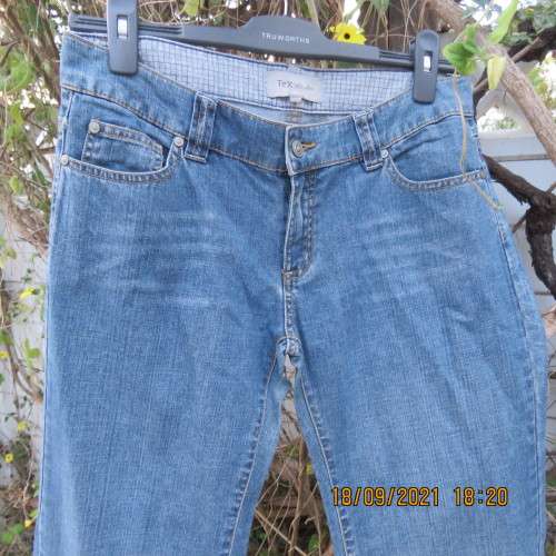 Men`s modern low rise blue jeans size 33. From TEX by MAX AZRIA. Bootcut. In 100% cotton. Good cond