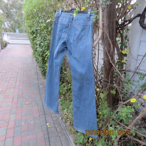 Men`s modern low rise blue jeans size 33. From TEX by MAX AZRIA. Bootcut. In 100% cotton. Good cond