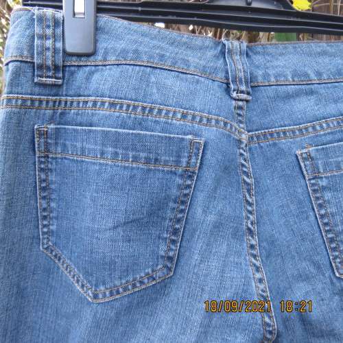 Men`s modern low rise blue jeans size 33. From TEX by MAX AZRIA. Bootcut. In 100% cotton. Good cond