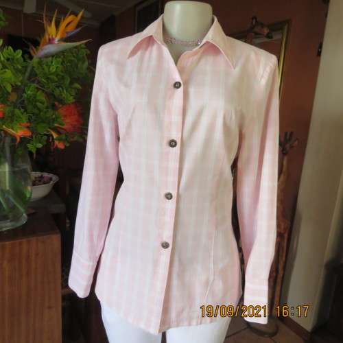 Fabulous tailored long sleeve button down shirt by EMERALD DESIGN size 36-38. 100% Cotton. New cond.