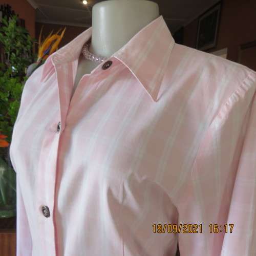 Fabulous tailored long sleeve button down shirt by EMERALD DESIGN size 36-38. 100% Cotton. New cond.