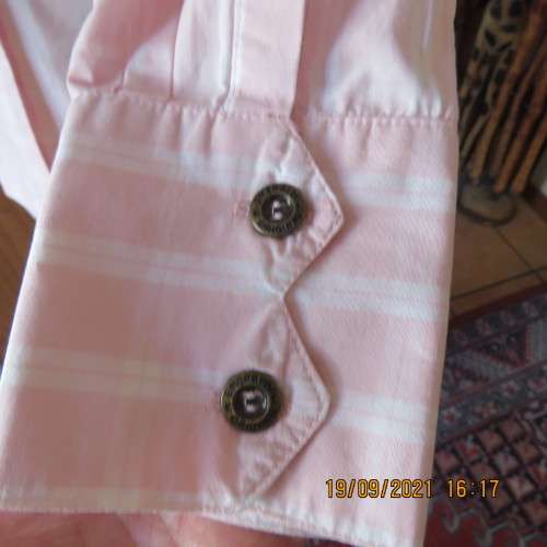 Fabulous tailored long sleeve button down shirt by EMERALD DESIGN size 36-38. 100% Cotton. New cond.