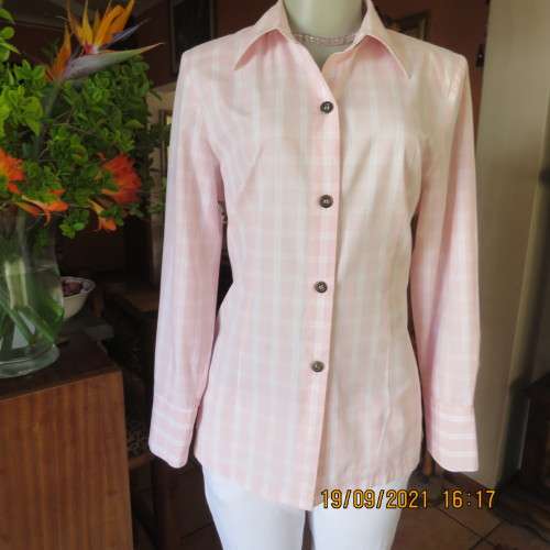 Fabulous tailored long sleeve button down shirt by EMERALD DESIGN size 36-38. 100% Cotton. New cond.