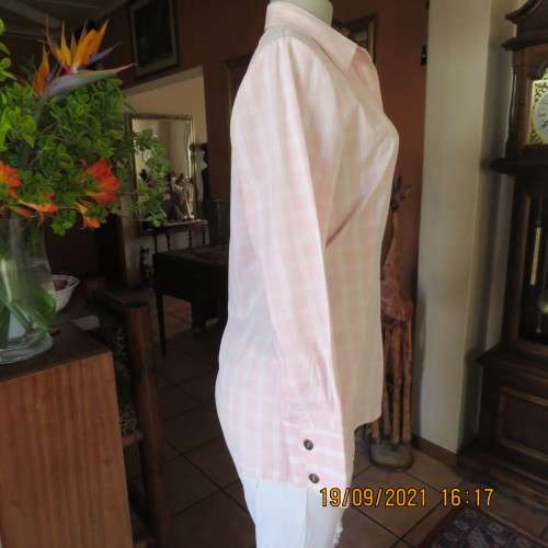 Fabulous tailored long sleeve button down shirt by EMERALD DESIGN size 36-38. 100% Cotton. New cond.