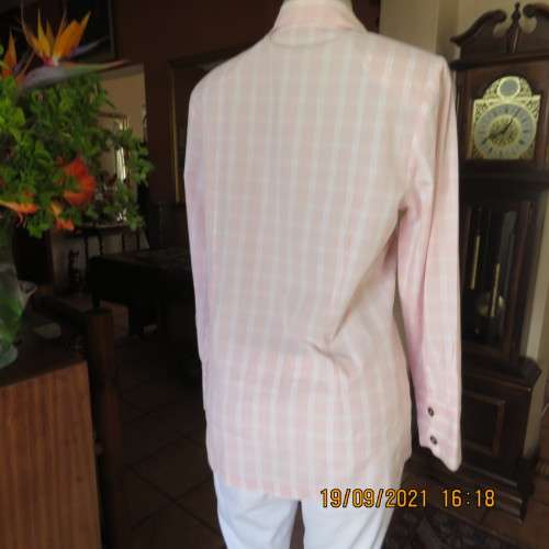 Fabulous tailored long sleeve button down shirt by EMERALD DESIGN size 36-38. 100% Cotton. New cond.