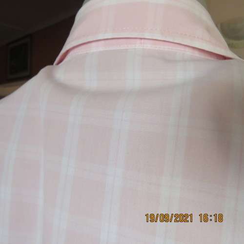 Fabulous tailored long sleeve button down shirt by EMERALD DESIGN size 36-38. 100% Cotton. New cond.