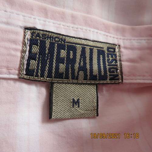 Fabulous tailored long sleeve button down shirt by EMERALD DESIGN size 36-38. 100% Cotton. New cond.