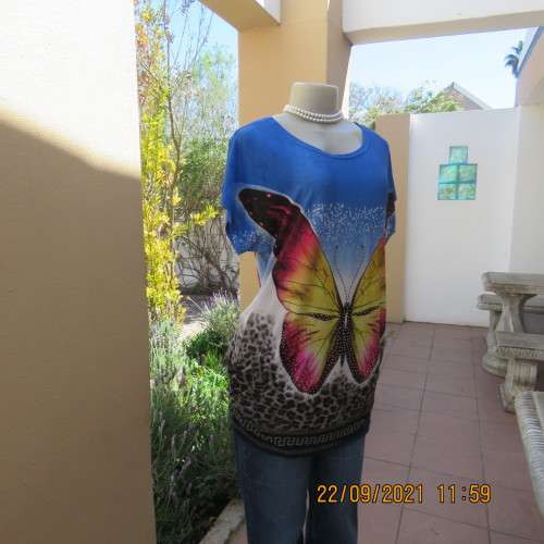 Casual long skyblue top by D C in size 38/14. Gathered at sides. In stretch polycotton. Good cond.