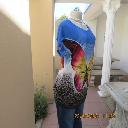 Casual long skyblue top by D C in size 38/14. Gathered at sides. In stretch polycotton. Good cond.