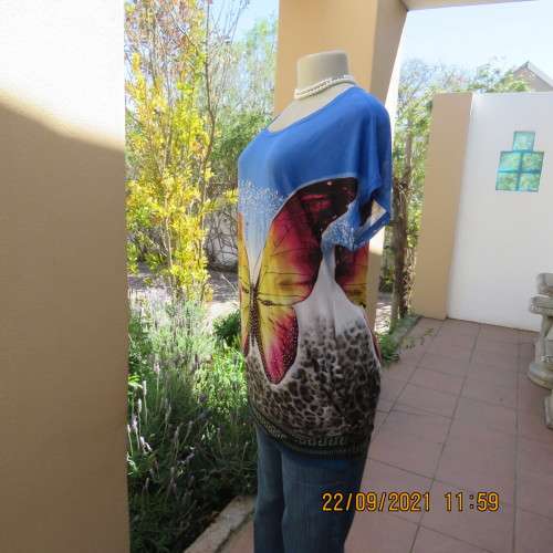 Casual long skyblue top by D C in size 38/14. Gathered at sides. In stretch polycotton. Good cond.