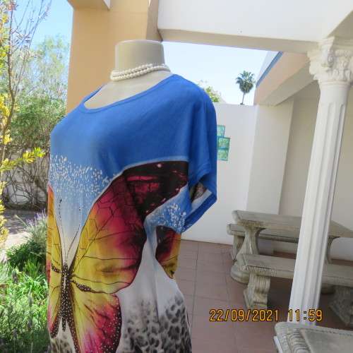 Casual long skyblue top by D C in size 38/14. Gathered at sides. In stretch polycotton. Good cond.