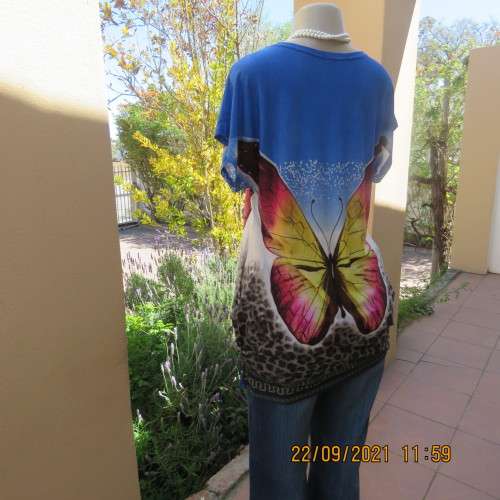 Casual long skyblue top by D C in size 38/14. Gathered at sides. In stretch polycotton. Good cond.