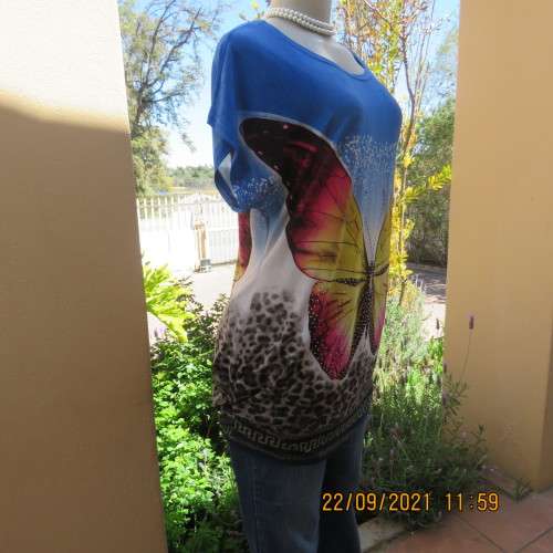 Casual long skyblue top by D C in size 38/14. Gathered at sides. In stretch polycotton. Good cond.