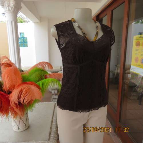 Attractive choc brown lined top with tiny capped sleeves. Size 34/10. For day/evening wear. New cond