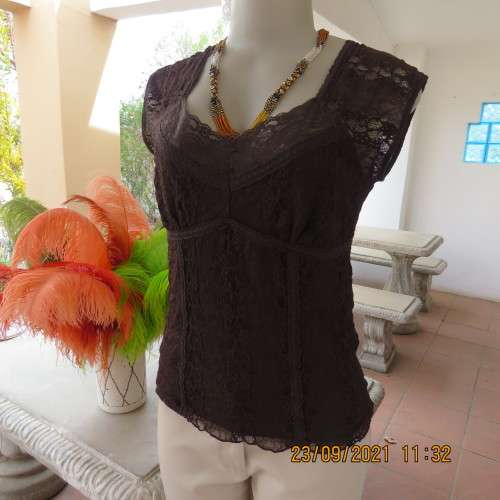 Attractive choc brown lined top with tiny capped sleeves. Size 34/10. For day/evening wear. New cond