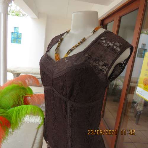 Attractive choc brown lined top with tiny capped sleeves. Size 34/10. For day/evening wear. New cond