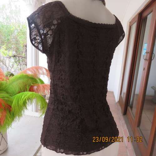 Attractive choc brown lined top with tiny capped sleeves. Size 34/10. For day/evening wear. New cond