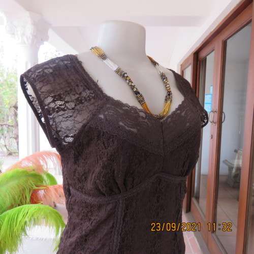 Attractive choc brown lined top with tiny capped sleeves. Size 34/10. For day/evening wear. New cond