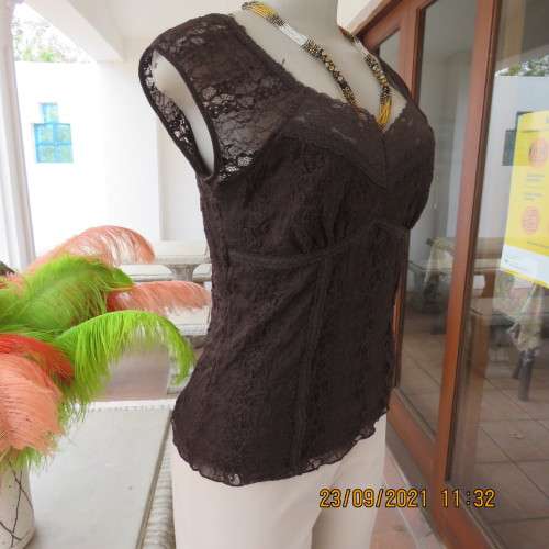 Attractive choc brown lined top with tiny capped sleeves. Size 34/10. For day/evening wear. New cond