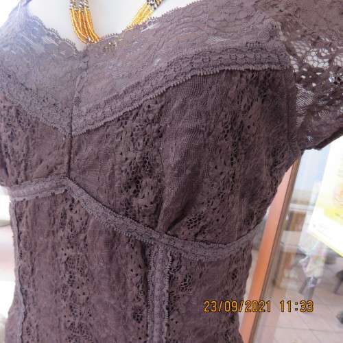 Attractive choc brown lined top with tiny capped sleeves. Size 34/10. For day/evening wear. New cond
