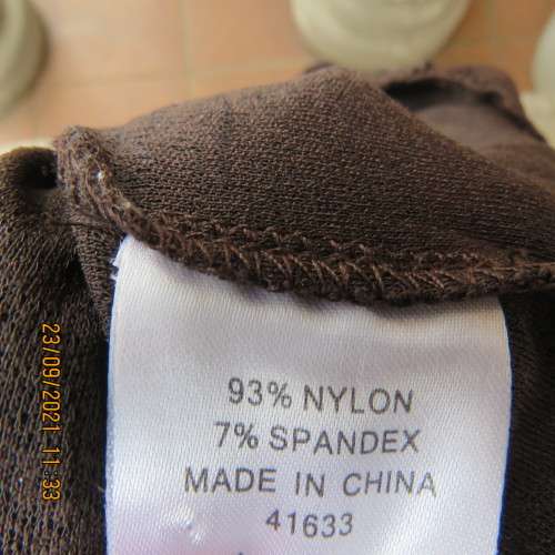 Attractive choc brown lined top with tiny capped sleeves. Size 34/10. For day/evening wear. New cond