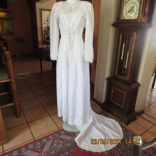 Fabulous vintage style wedding dress with long puffed sleeves. Size 36/12. Large size. New condition