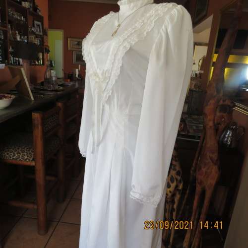 Fabulous vintage style wedding dress with long puffed sleeves. Size 36/12. Large size. New condition