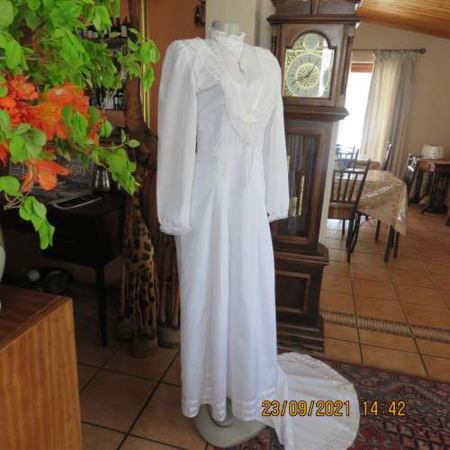 Fabulous vintage style wedding dress with long puffed sleeves. Size 36/12. Large size. New condition