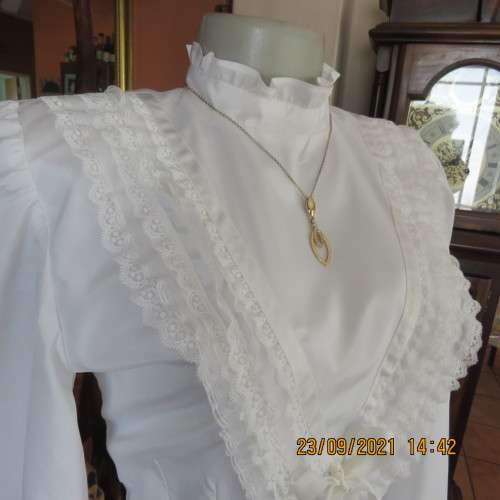 Fabulous vintage style wedding dress with long puffed sleeves. Size 36/12. Large size. New condition