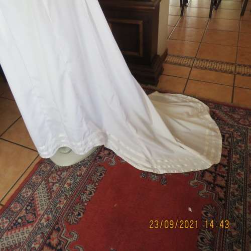 Fabulous vintage style wedding dress with long puffed sleeves. Size 36/12. Large size. New condition