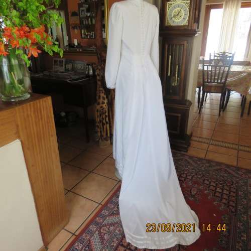 Fabulous vintage style wedding dress with long puffed sleeves. Size 36/12. Large size. New condition