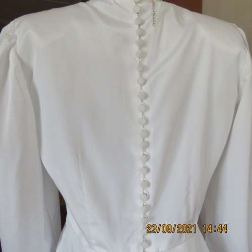 Fabulous vintage style wedding dress with long puffed sleeves. Size 36/12. Large size. New condition