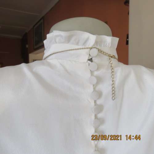Fabulous vintage style wedding dress with long puffed sleeves. Size 36/12. Large size. New condition