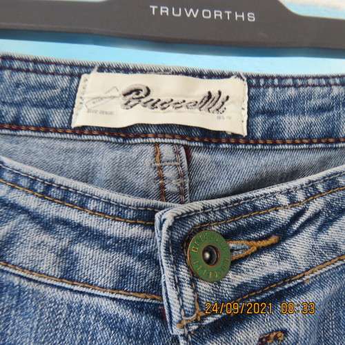 High quality Men`s BUCCELLI blue denim jeans. Size 34 in stretch cotton. Low rise. Bootcut. New cond
