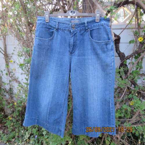 Culotte cropped jeans in blue denim size 42/18 loose fit. Polycotton stretch. By NETWORK. Good cond