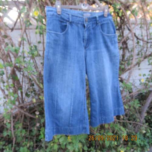 Culotte cropped jeans in blue denim size 42/18 loose fit. Polycotton stretch. By NETWORK. Good cond