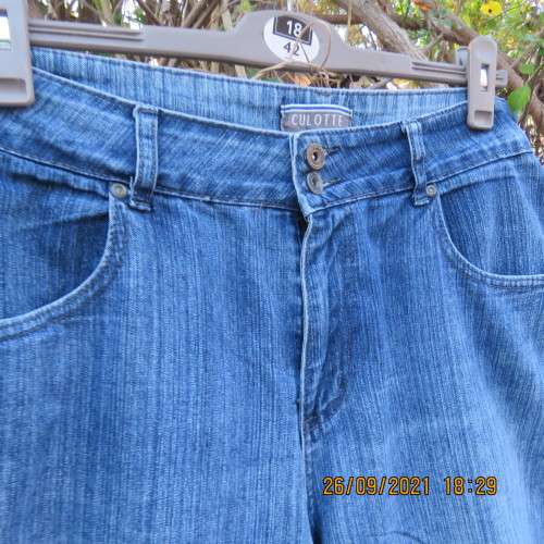 Culotte cropped jeans in blue denim size 42/18 loose fit. Polycotton stretch. By NETWORK. Good cond