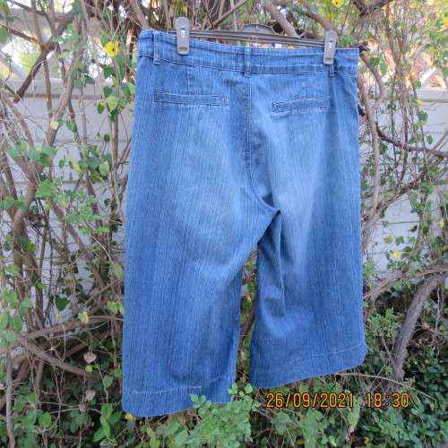 Culotte cropped jeans in blue denim size 42/18 loose fit. Polycotton stretch. By NETWORK. Good cond