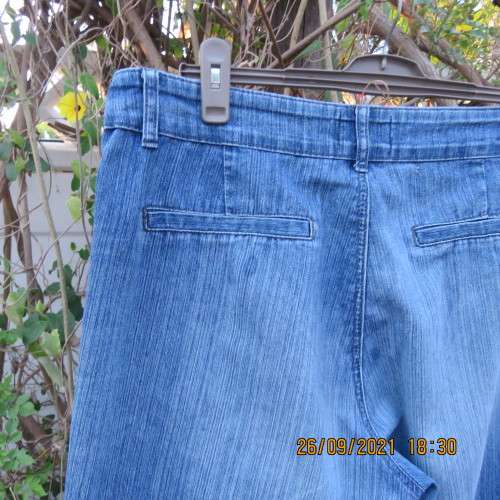 Culotte cropped jeans in blue denim size 42/18 loose fit. Polycotton stretch. By NETWORK. Good cond