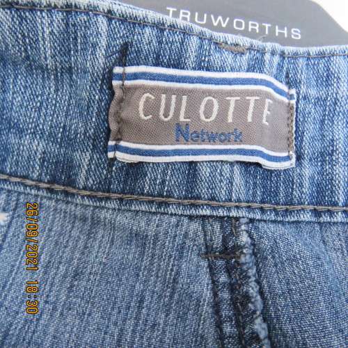 Culotte cropped jeans in blue denim size 42/18 loose fit. Polycotton stretch. By NETWORK. Good cond