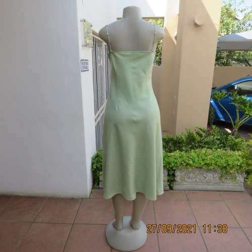 Go feminine in this apple green strappy fully lined dress.Size 36/12 by DEFINE.In linen/cotton blend