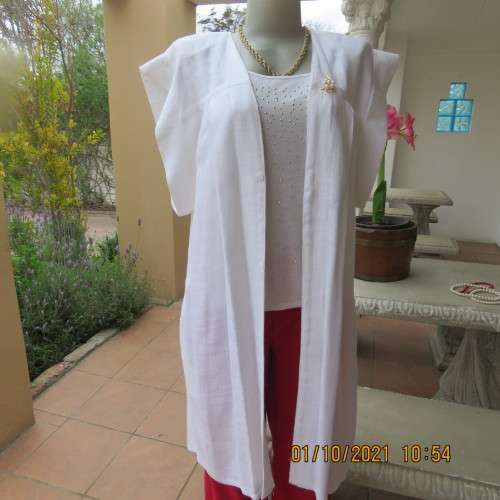 Free falling white linen coat/long jacket with tiny cut-on sleeves. By LEONIE in size 38 to 40.