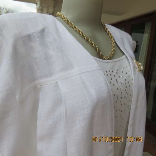 Free falling white linen coat/long jacket with tiny cut-on sleeves. By LEONIE in size 38 to 40.