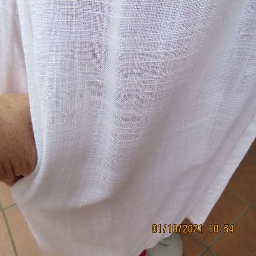 Free falling white linen coat/long jacket with tiny cut-on sleeves. By LEONIE in size 38 to 40.