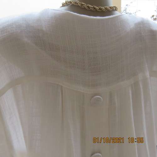 Free falling white linen coat/long jacket with tiny cut-on sleeves. By LEONIE in size 38 to 40.